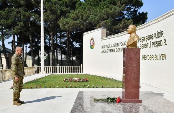 İlham Əliyev komando hərbi hissələrinin birində yaradılan şəraitlə tanış olub - YENİLƏNİB + FOTO