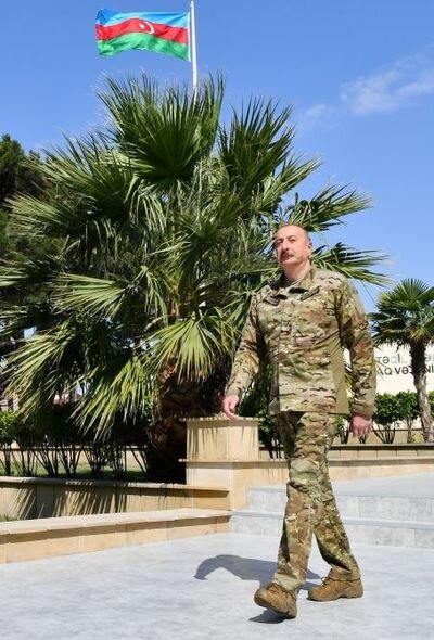 İlham Əliyev komando hərbi hissələrinin birində yaradılan şəraitlə tanış olub - YENİLƏNİB + FOTO