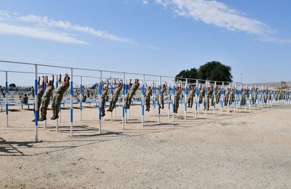 İlham Əliyev komando hərbi hissələrinin birində yaradılan şəraitlə tanış olub - YENİLƏNİB + FOTO