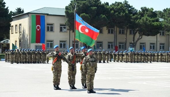 İlham Əliyev komando hərbi hissələrinin birində yaradılan şəraitlə tanış olub - YENİLƏNİB + FOTO