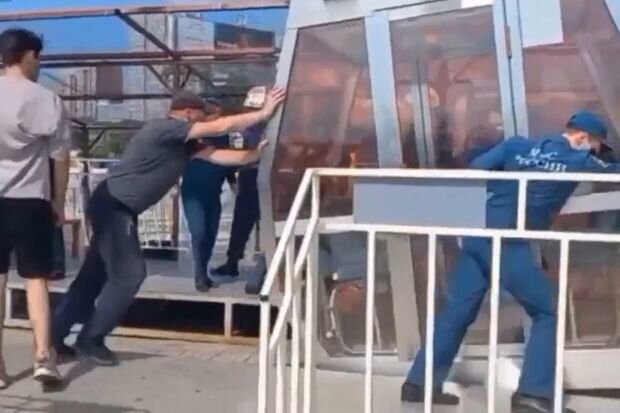 Rusiyada kabinələri ən təpədə olan "Şeytan çarxı" xarab oldu: Xilas anları izləyən hər kəsi güldürdü - VİDEO