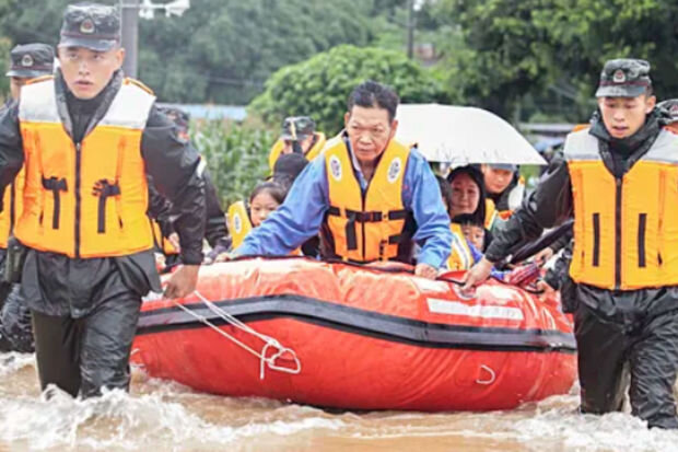 Çində daşqınlar səbəbindən minlərlə insan evlərini tərk etməyə məcbur olub