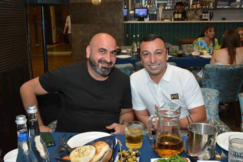 İş adamı Emil Əkbərov doğum gününü sevənləri ilə birgə qeyd etdi - VİDEO