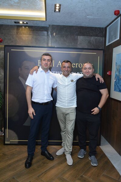 İş adamı Emil Əkbərov doğum gününü sevənləri ilə birgə qeyd etdi - VİDEO