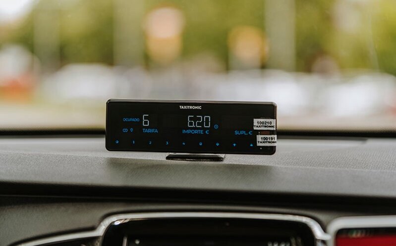 MM ölkədə taksi kimi istifadə olunan bütün avtomobillərə taksometr quraşdırılmasını son oxunuşda təsdiqləyib