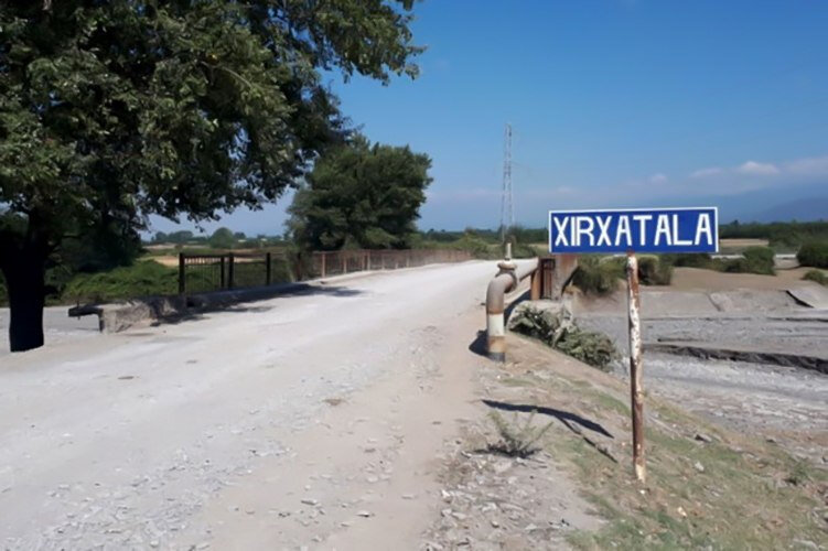 Qəbələdə uşaqları hədiyyələrlə aldadıb, xristian ədəbiyyatı yayırlar? - FOTO