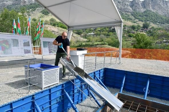 İlham Əliyev Daşaltı kəndinin yenidən qurulması ilə bağlı görüləcək işlərlə tanış olub - FOTO