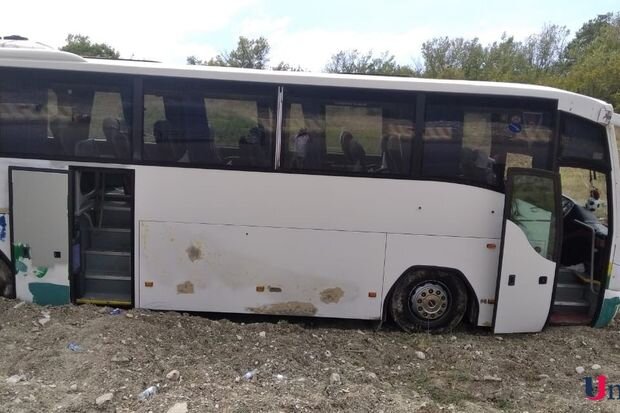 Şamaxıda turistləri aparan avtobus qəzaya uğradı: Xəsarət alanlar var - YENİLƏNİB + FOTO