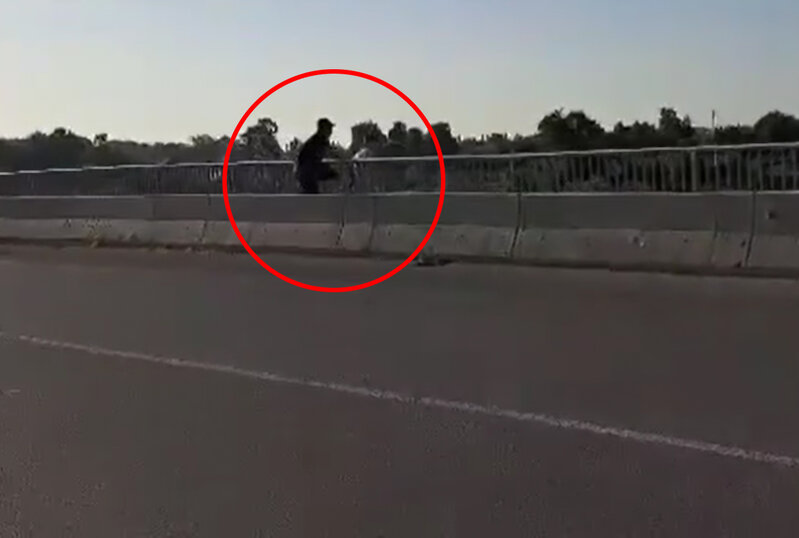 Polis özünü körpüdən atmaq istəyən qadını xilas etdi - VİDEO