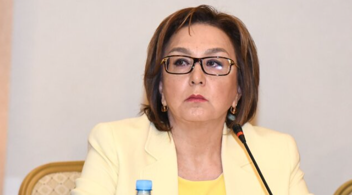 Məleykə Abbaszadəni düşündürən sual: "Parta arxasında oturmaqla "kresloda" oturmağın hansı fərqləri var?"