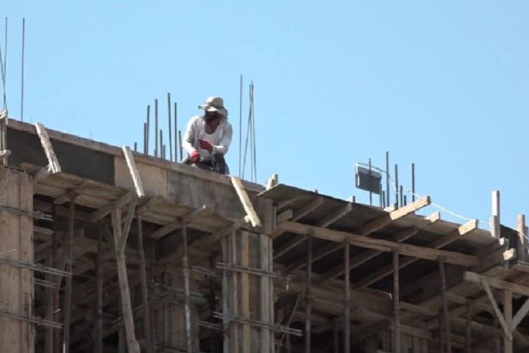 İsti havalarda qaydaları gözləməyən işçilərdir, yoxsa tikinti şirkətləri? - VİDEO