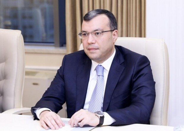 Sahil Babayev sektor müdirinə masa və mətbəx mebeli düzəltdirir - 74 min manata