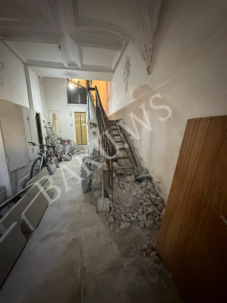 Bakıda bu binada mənzilə qalxmaq üçün qanad lazımdır - Pilləkənləri söküblər, lift də işləmir - FOTO