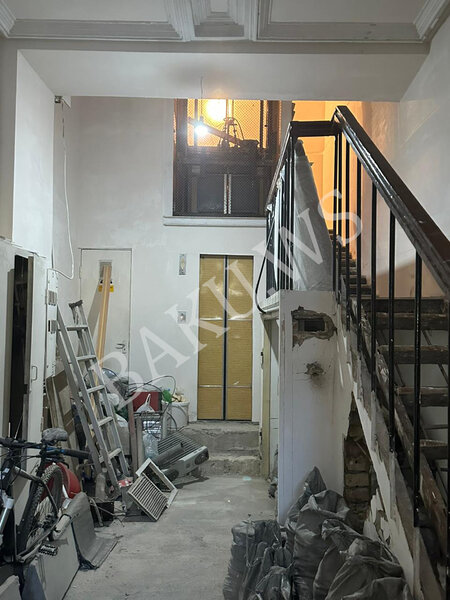 Bakıda bu binada mənzilə qalxmaq üçün qanad lazımdır - Pilləkənləri söküblər, lift də işləmir - FOTO