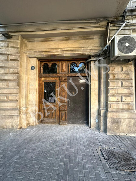 Bakıda bu binada mənzilə qalxmaq üçün qanad lazımdır - Pilləkənləri söküblər, lift də işləmir - FOTO