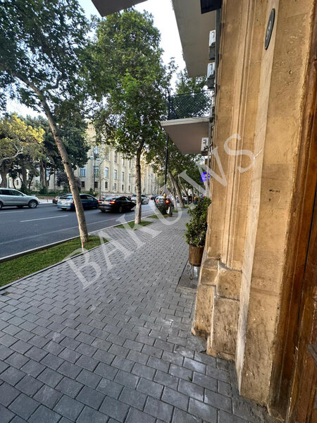 Bakıda bu binada mənzilə qalxmaq üçün qanad lazımdır - Pilləkənləri söküblər, lift də işləmir - FOTO