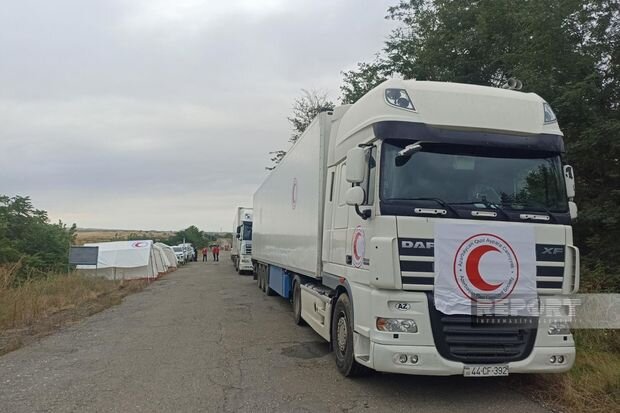 Bakıdan erməniəsilli şəxslərə yardım aparan TIR-lar Ağdam-Xankəndi yolunda gözləyir - YENİLƏNİB - FOTO