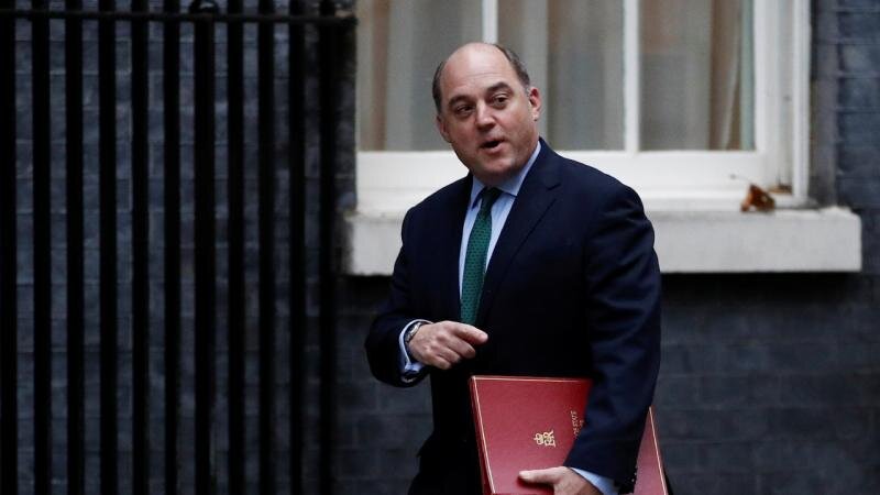 Böyük Britaniyanın müdafiə naziri Uolles istefa verib