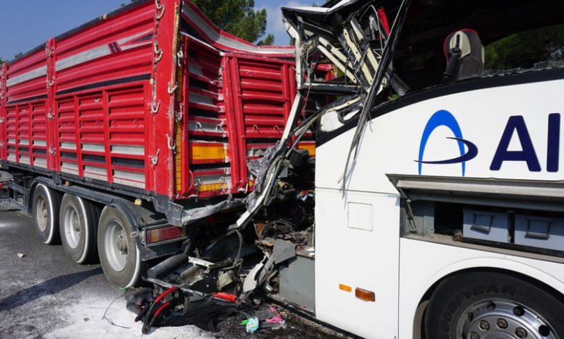 Türkiyədə sərnişin avtobusu qəza etməsi nəticəsində 2 nəfər ölüb