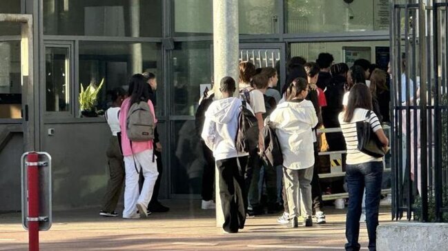 Müsəlman şagirdlər məktəbə buraxılmadı