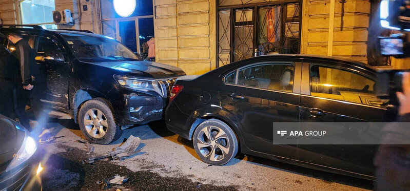 Bakıda "Galendewagen"in iştirakı ilə üç maşın toqquşdu, xəsarət alan var - FOTO