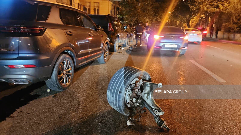 Bakıda "Galendewagen"in iştirakı ilə üç maşın toqquşdu, xəsarət alan var - FOTO