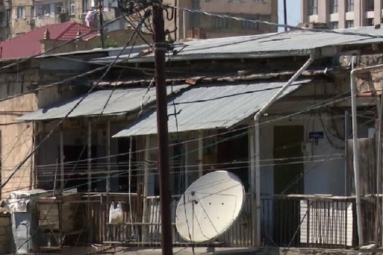 Bakıda 150 ailənin yaşadığı bina qəzalı vəziyyətdədir - VİDEO