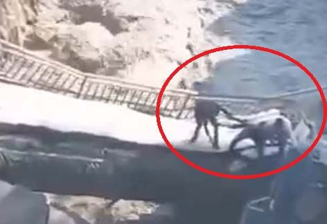 Azərbaycanda körpünün uçması nəticəsində xəsarət alanlar belə xilas edilib - VİDEO