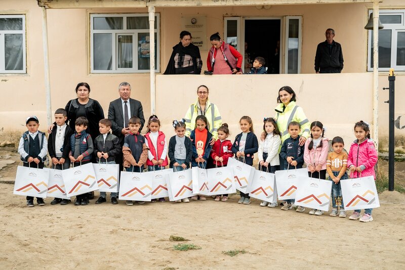 "Azerbaijan International Mining Company" Gədəbəydə aztəminatlı ailələrdən olan şagirdlərə dəstək olub