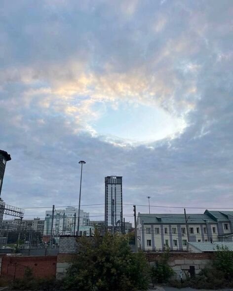 Rusiyada səmada açılan dəlik insanları heyrətləndirdi - FOTO