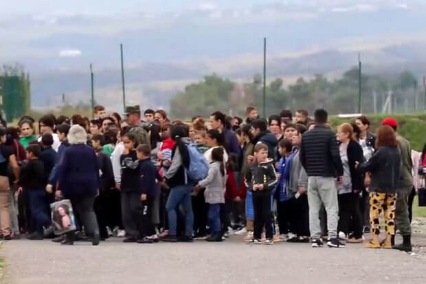 Beş minə yaxın erməni Qarabağda sülhməramlıların bazasına gəlib