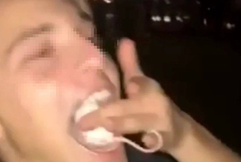 Diri siçanı çeynəyən tələbə məhkəməyə verildi