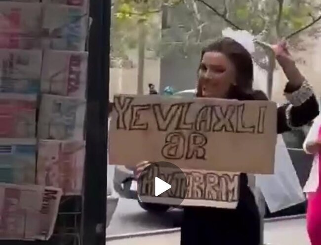 "Yevlaxlı ər axtarıram" plakatı ilə şəhərdə gəzdi -VİDEO