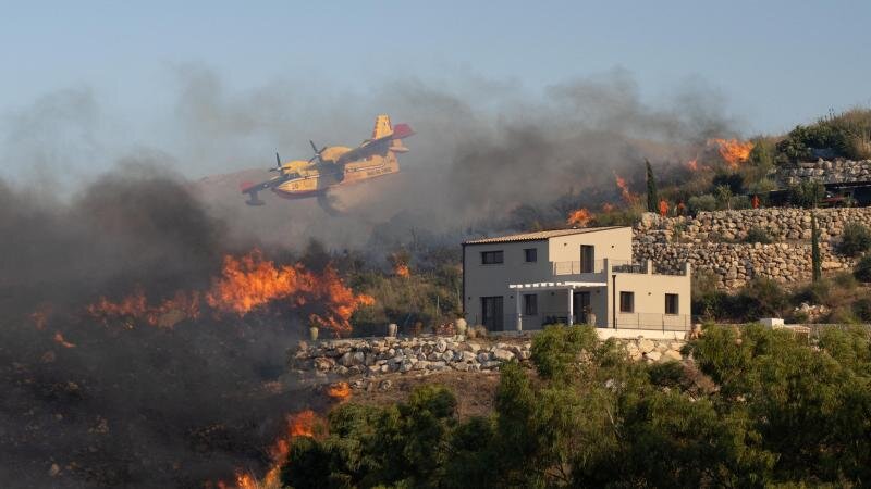 Meşə yanğınları İtaliyanın Siciliya adasındakı yaşayış məntəqələrinə təhlükə yaradıb