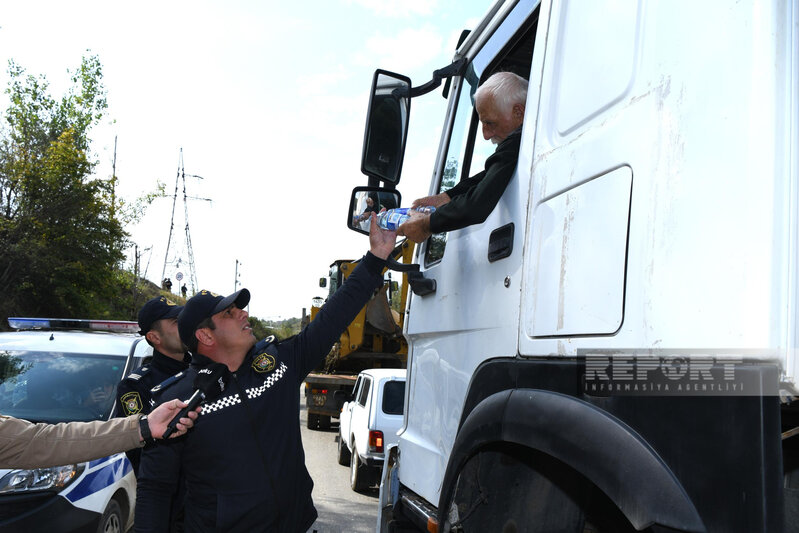 Azərbaycan polisi Qarabağın erməniəsilli sakinlərinə su paylayıb - FOTO