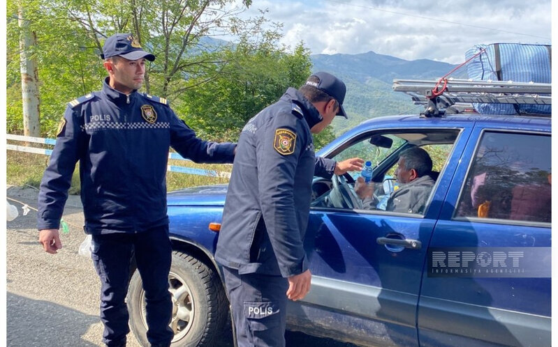 Azərbaycan polisi Qarabağın erməniəsilli sakinlərinə su paylayıb - FOTO
