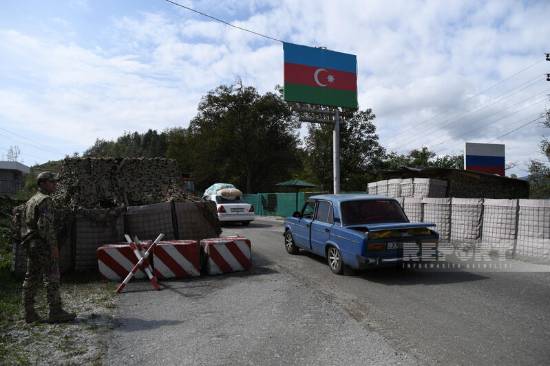 Azərbaycan polisi Qarabağın erməniəsilli sakinlərinə su paylayıb - FOTO