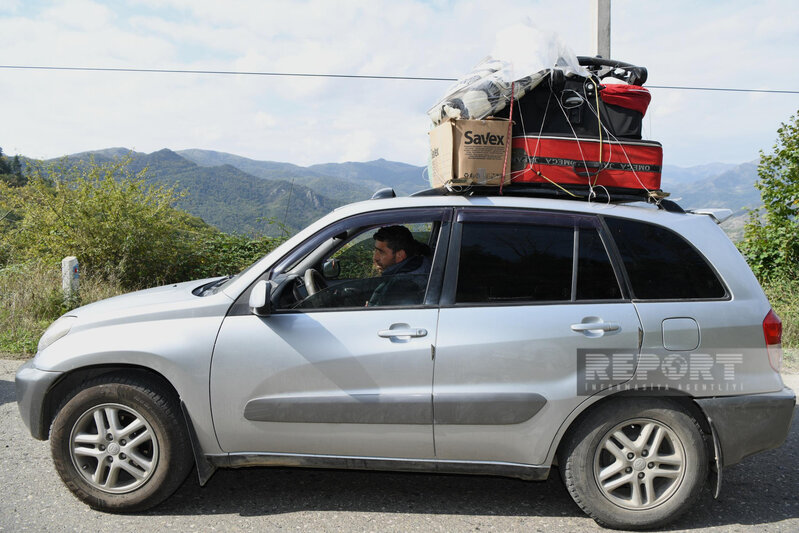 Azərbaycan polisi Qarabağın erməniəsilli sakinlərinə su paylayıb - FOTO