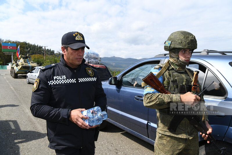 Azərbaycan polisi Qarabağın erməniəsilli sakinlərinə su paylayıb - FOTO