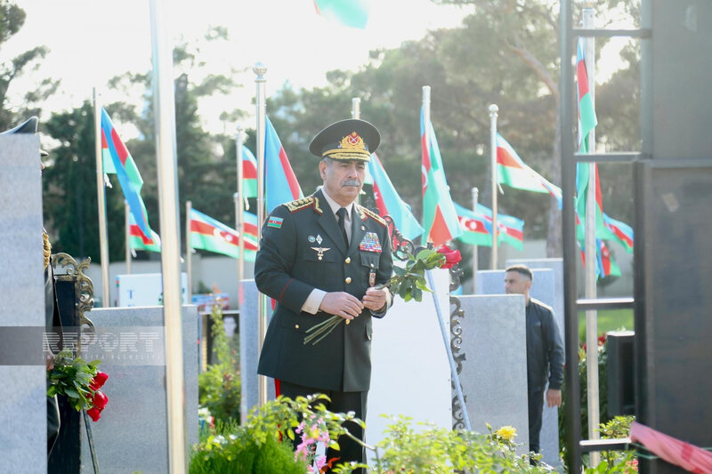 Müdafiə Nazirliyinin rəhbər heyəti Şəhidlər xiyabanını ziyarət edib - FOTO