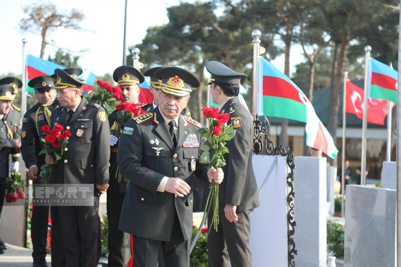 Müdafiə Nazirliyinin rəhbər heyəti Şəhidlər xiyabanını ziyarət edib - FOTO