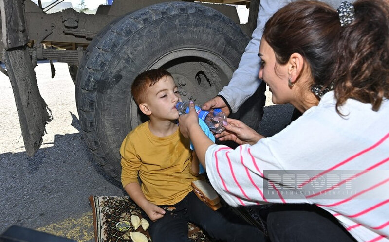 Azərbaycan sərhədçiləri halı pisləşən erməniəsilli ailənin övladına yardım göstəriblər - FOTO