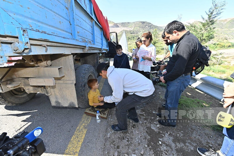 Azərbaycan sərhədçiləri halı pisləşən erməniəsilli ailənin övladına yardım göstəriblər - FOTO