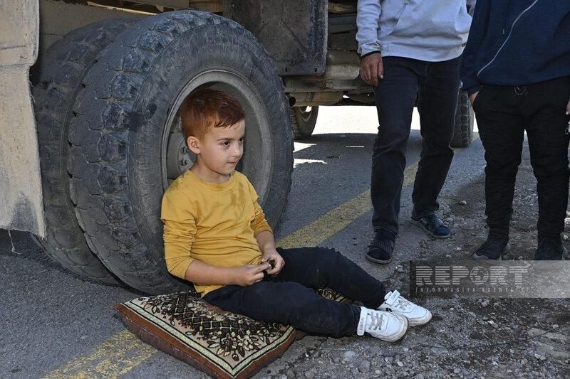 Azərbaycan sərhədçiləri halı pisləşən erməniəsilli ailənin övladına yardım göstəriblər - FOTO