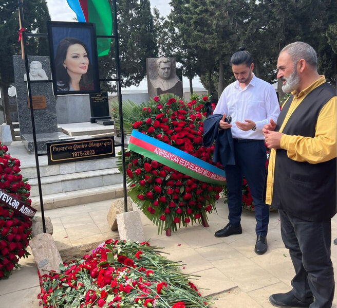 Türkiyəli aktyor Qənirə Paşayevanın məzarını ziyarət etdi - FOTO