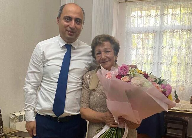 Nazir Emin Əmrullayev ilk müəllimini ziyarət edib