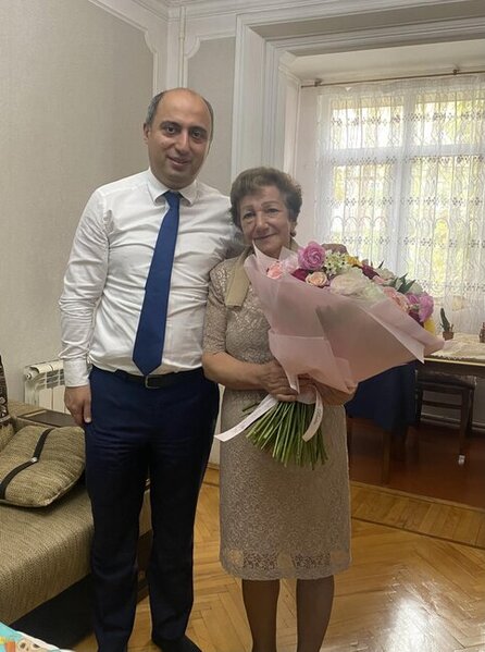 Nazir Emin Əmrullayev ilk müəllimini ziyarət edib