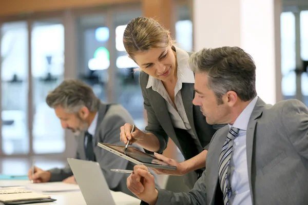 İdarəetməni qadınlar, yoxsa kişilər daha yaxşı BACARIR?