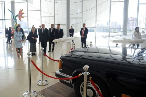 Şimali Kiprin Prezidenti Heydər Əliyev Mərkəzi ilə tanış olub - FOTO