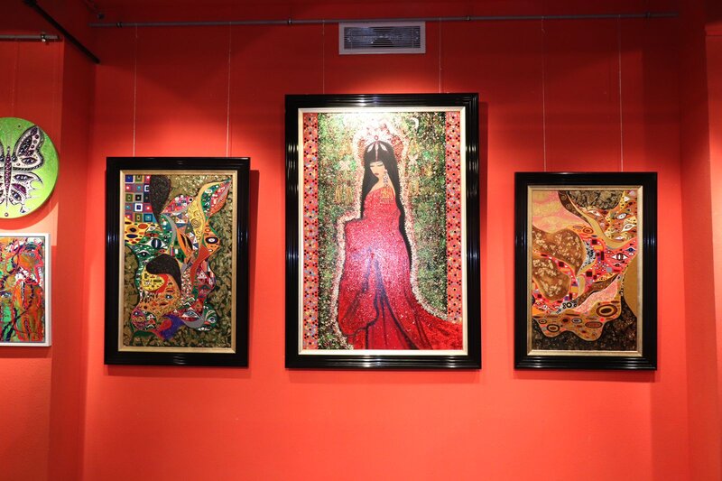 Rəssam Mehriban Alışovanın "Rənglərin Sehirli İşığı" sərgisinin açılışı oldu- VİDEOREPORTAJ